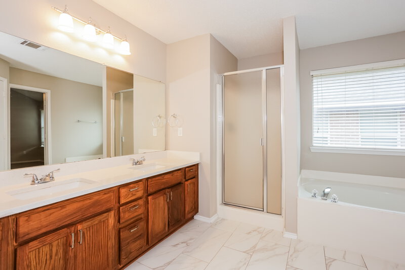 2,090/Mo, 720 Duke Dr Desoto, TX 75115 Main Bathroom View