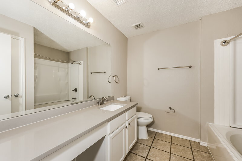1,850/Mo, 249 Heritage Drive Crowley, TX 76036 Main Bathroom View