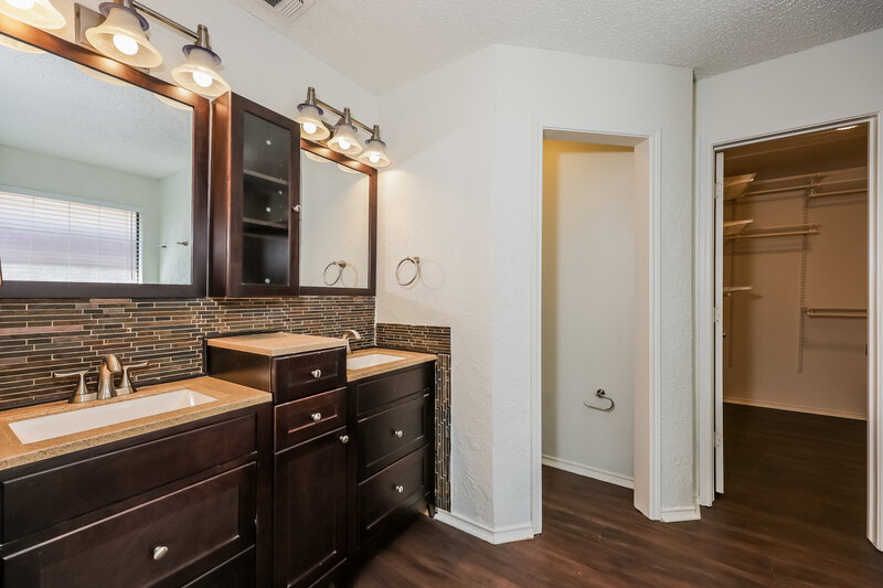 2,085/Mo, 812 Ironsides Ln Blue Mound, TX 76131 Main Bathroom View