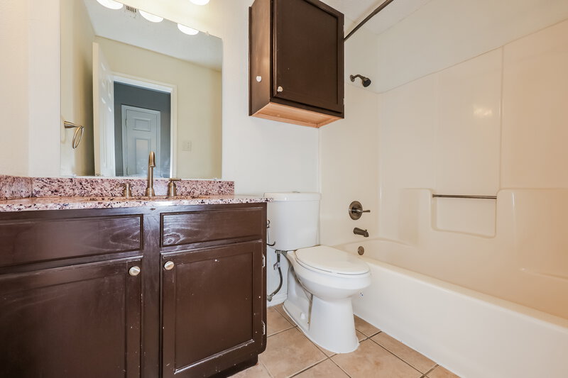 2,085/Mo, 812 Ironsides Ln Blue Mound, TX 76131 Bathroom View