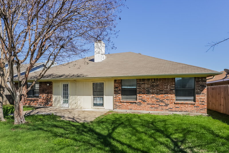 2,085/Mo, 812 Ironsides Ln Blue Mound, TX 76131 Rear View 2