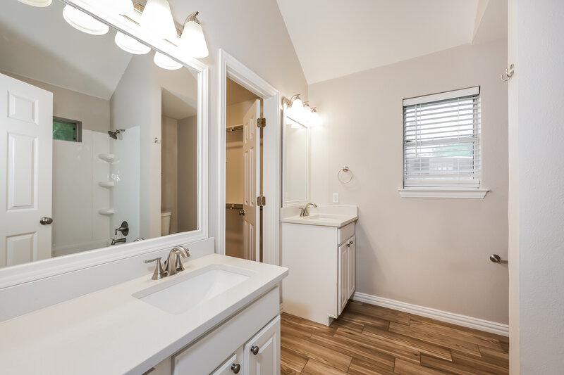 2,035/Mo, 316 Willow St Crowley, TX 76036 Main Bathroom View