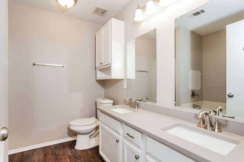 2,160/Mo, 603 Hollyberry Dr Mansfield, TX 76063 Main Bathroom View