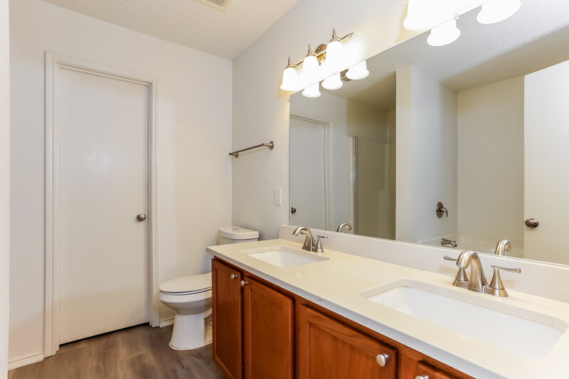 2,810/Mo, 4024 Fox Trot Drive Fort Worth, TX 76123 Main Bathroom View