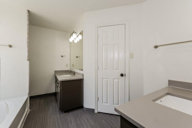 2,195/Mo, 613 Fawn Meadow Trl Kennedale, TX 76060 Main Bathroom View