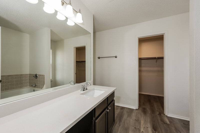 2,858/Mo, 7024 Lake Jackson Dr Arlington, TX 76002 Main Bathroom View
