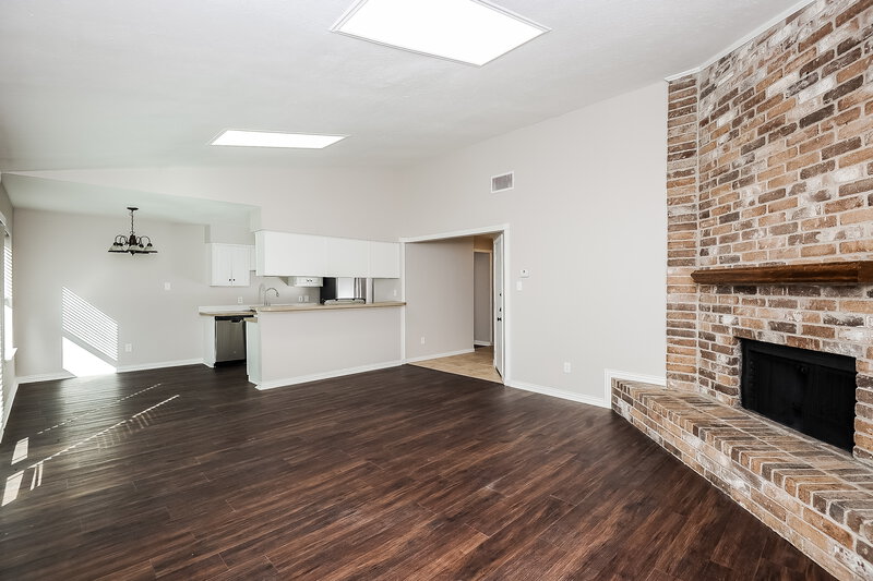 2,225/Mo, 5506 Marquette St Arlington, TX 76018 Living Room View 2