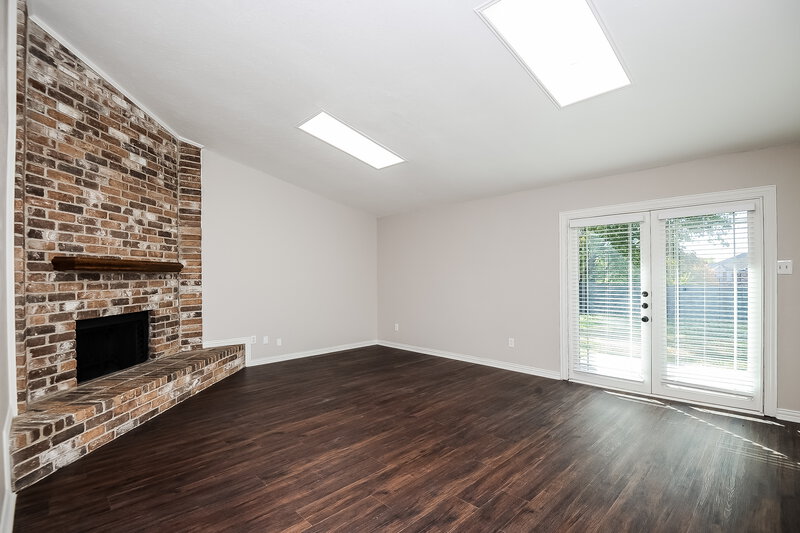 2,225/Mo, 5506 Marquette St Arlington, TX 76018 Living Room View 3