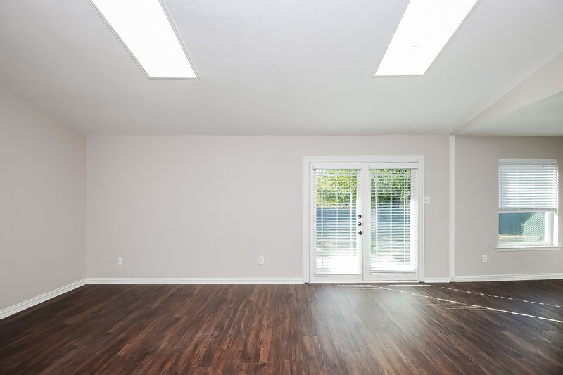 2,225/Mo, 5506 Marquette St Arlington, TX 76018 Living Room View 4