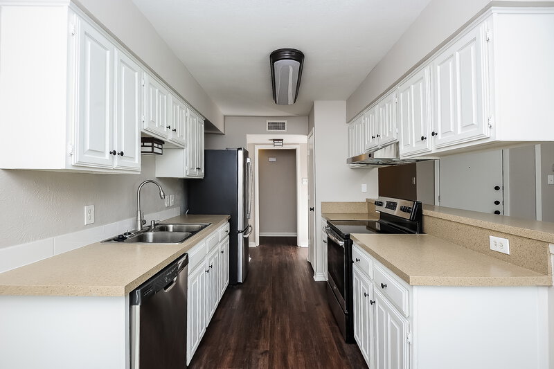 2,225/Mo, 5506 Marquette St Arlington, TX 76018 Kitchen View 2