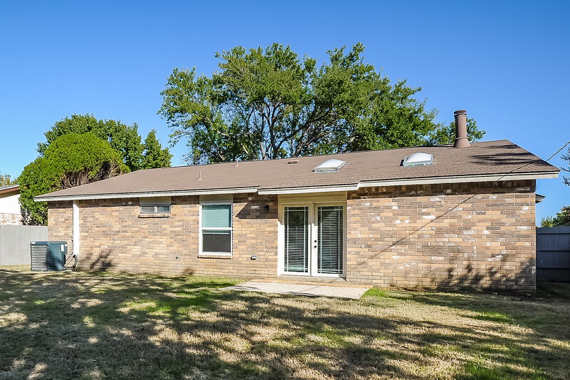 2,225/Mo, 5506 Marquette St Arlington, TX 76018 Rear View