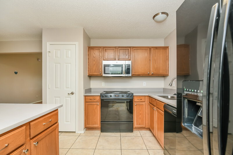 2,060/Mo, 2729 Yoakum St Fort Worth, TX 76108 Kitchen View 2