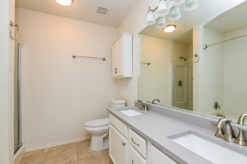 2,060/Mo, 2729 Yoakum St Fort Worth, TX 76108 Main Bathroom View
