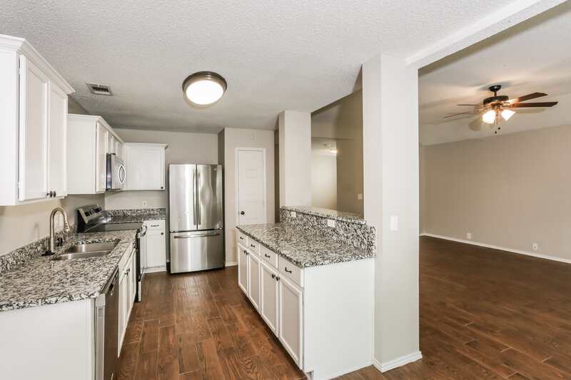 2,020/Mo, 100 Walnut Dr Seagoville, TX 75159 Kitchen View