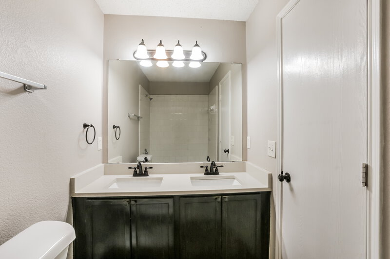 2,020/Mo, 100 Walnut Dr Seagoville, TX 75159 Main Bathroom View