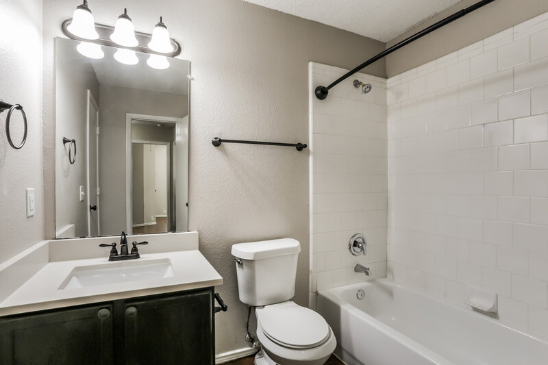 2,020/Mo, 100 Walnut Dr Seagoville, TX 75159 Bathroom View