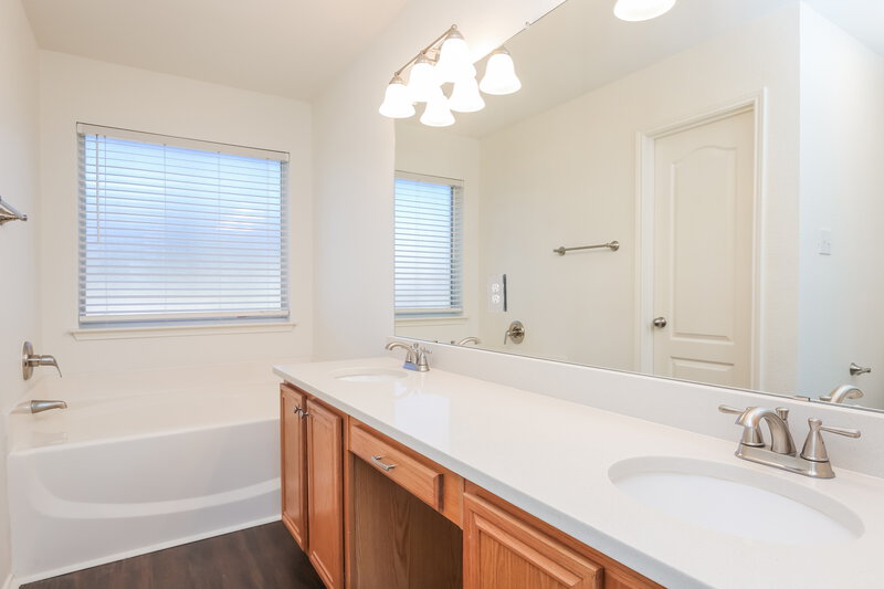 2,285/Mo, 1217 Rio Verde Drive DeSoto, TX 75115 Master Bathroom View