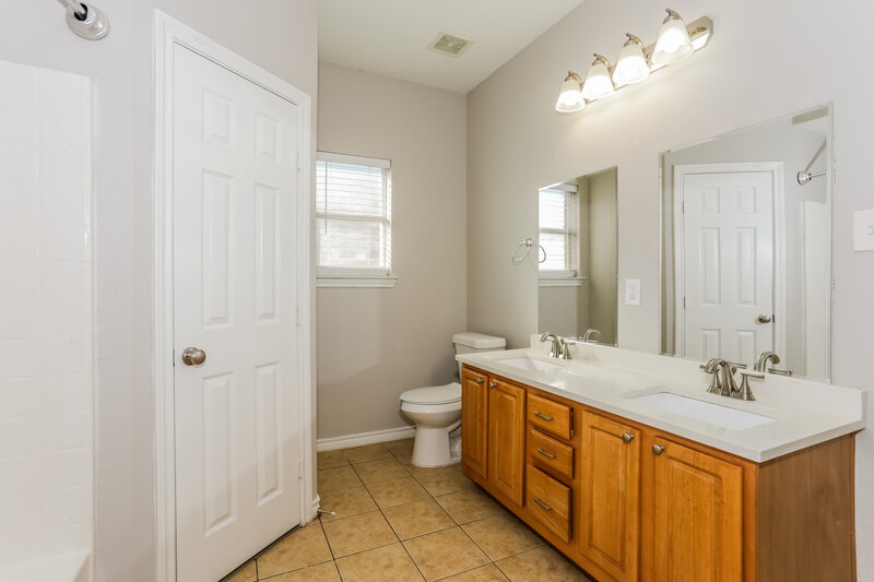 1,895/Mo, 1844 Alanbrooke Drive Fort Worth, TX 76140 Main Bathroom View