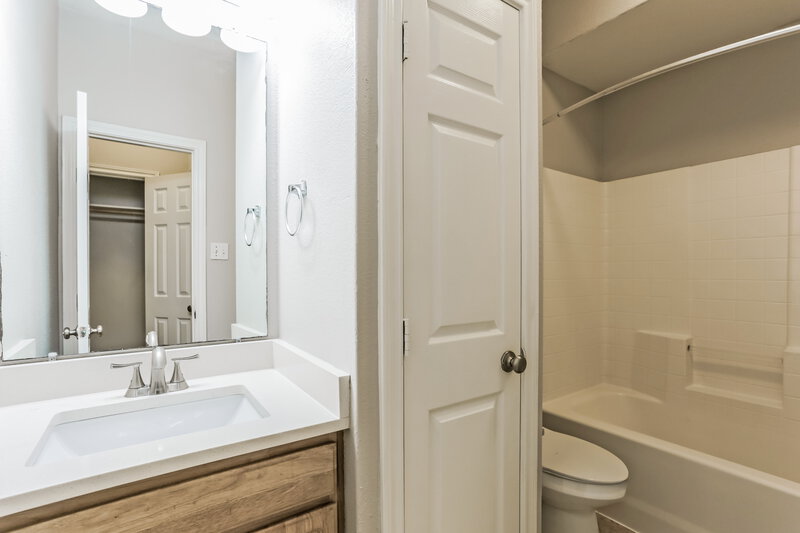 1,895/Mo, 1844 Alanbrooke Drive Fort Worth, TX 76140 Bathroom View