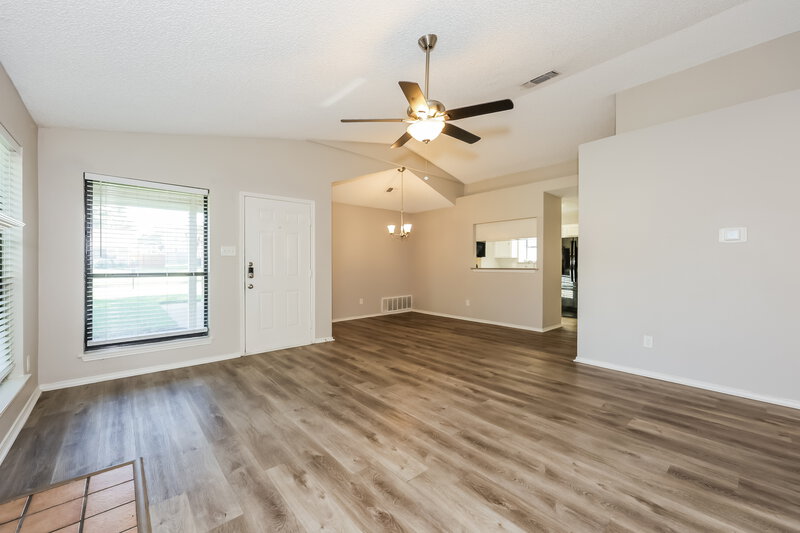 2,125/Mo, 4601 Fernwood Dr Arlington, TX 76001 Living Room View 2
