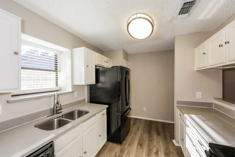 2,125/Mo, 4601 Fernwood Dr Arlington, TX 76001 Kitchen View 2