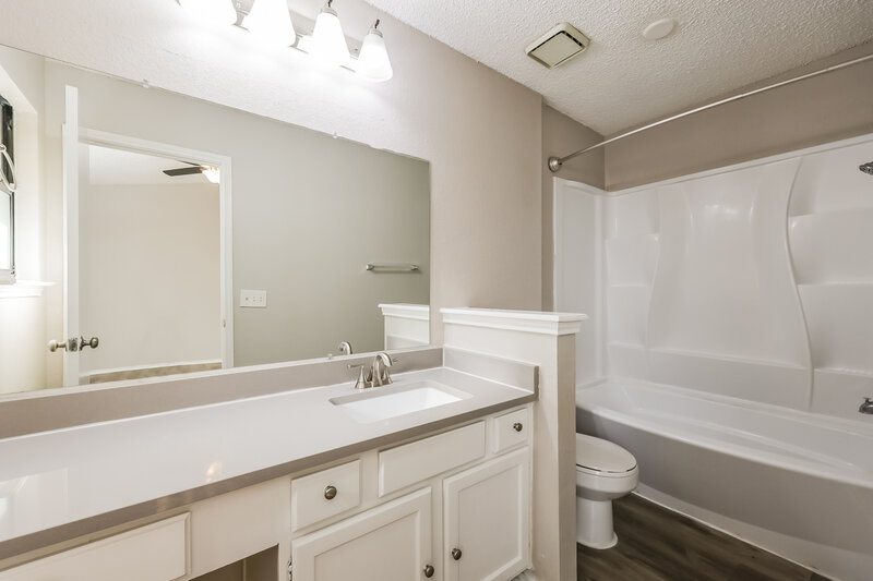 2,125/Mo, 4601 Fernwood Dr Arlington, TX 76001 Main Bathroom View