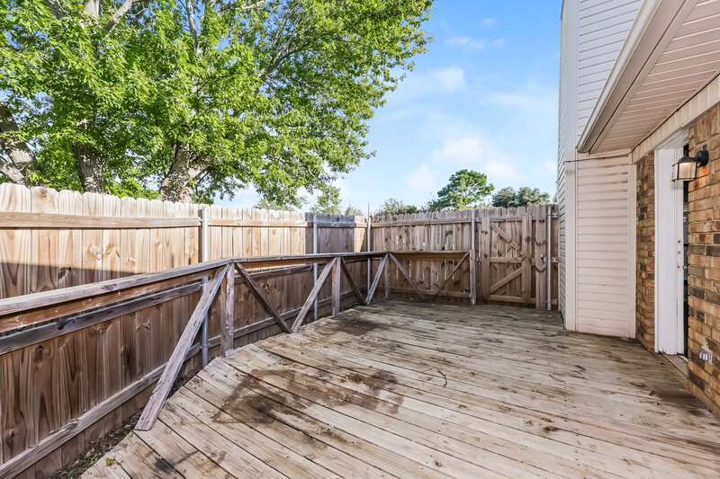 2,125/Mo, 4601 Fernwood Dr Arlington, TX 76001 Deck View