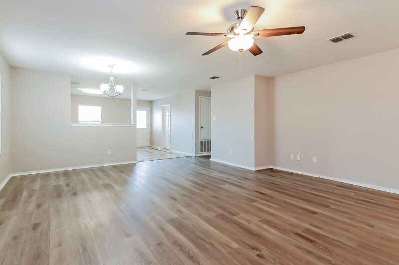 2,260/Mo, 8123 Stowe Springs Ln Arlington, TX 76002 Living Room View