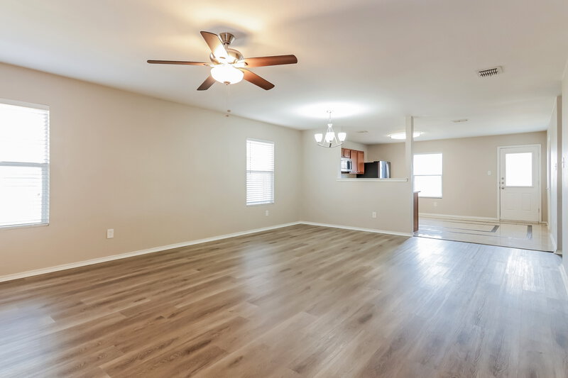 2,260/Mo, 8123 Stowe Springs Ln Arlington, TX 76002 Living Room View 2