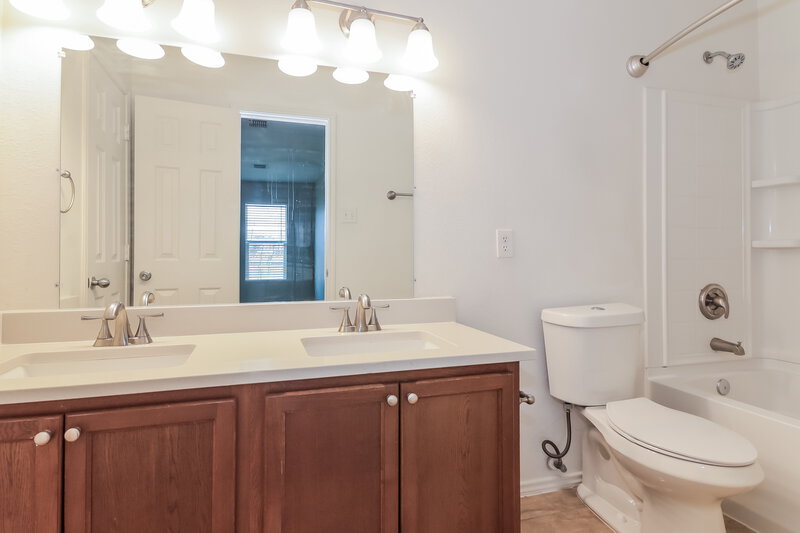 2,260/Mo, 8123 Stowe Springs Ln Arlington, TX 76002 Main Bathroom View