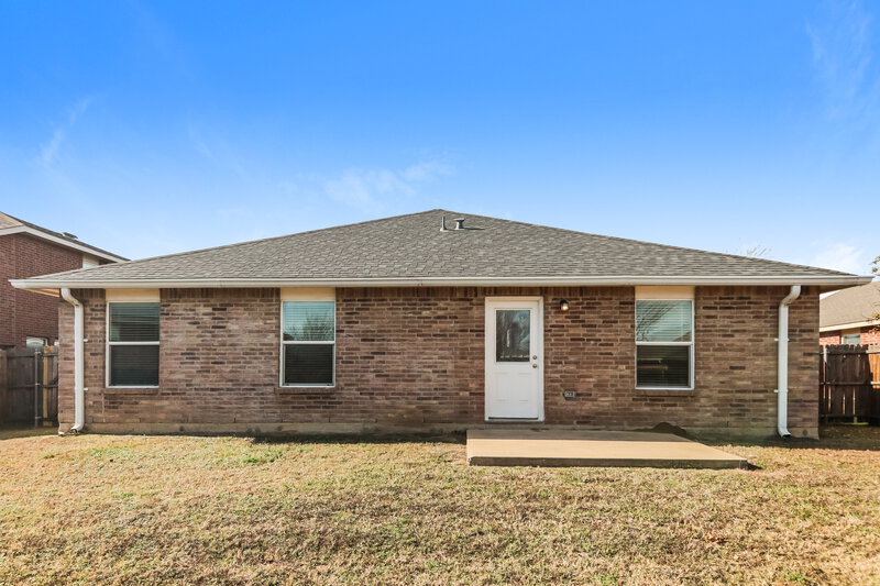 2,260/Mo, 8123 Stowe Springs Ln Arlington, TX 76002 Rear View