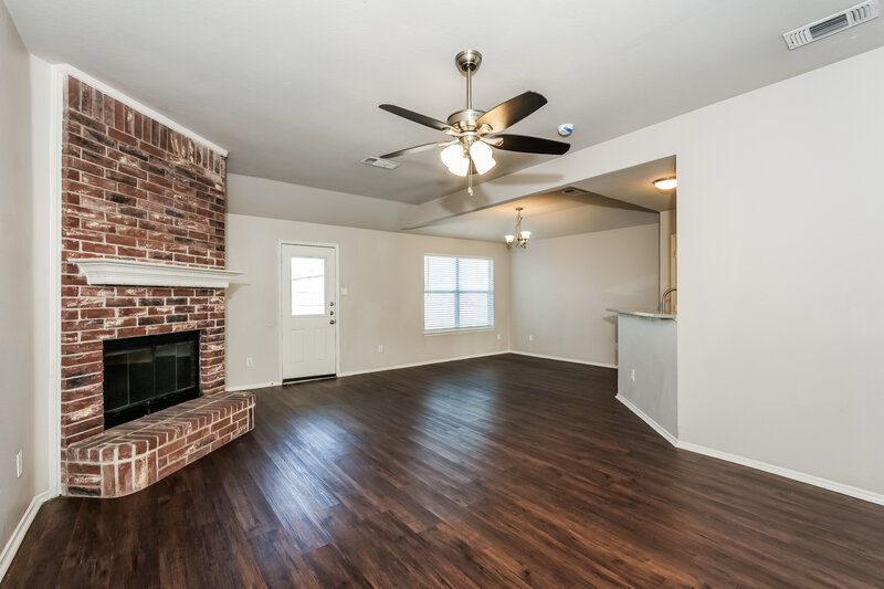 1,950/Mo, 1137 Alicia Ln Lancaster, TX 75134 Living Room View