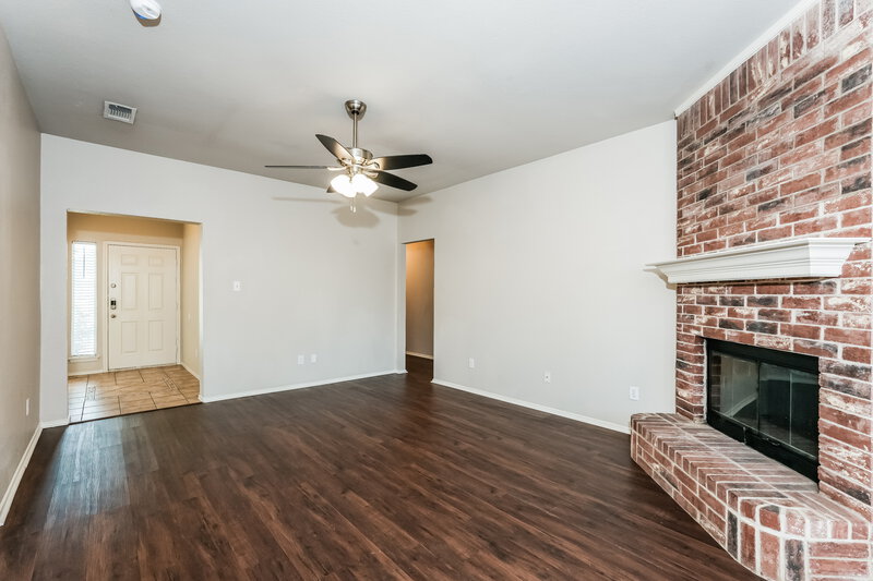 1,950/Mo, 1137 Alicia Ln Lancaster, TX 75134 Living Room View 2