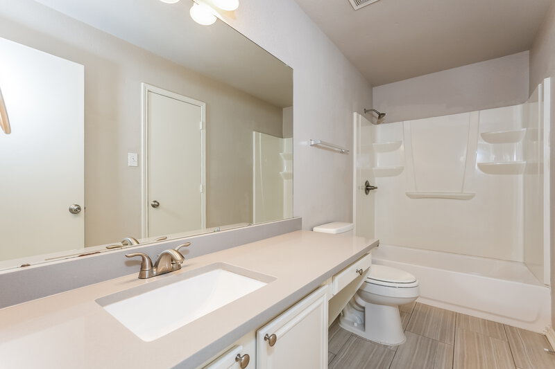 1,950/Mo, 1137 Alicia Ln Lancaster, TX 75134 Main Bathroom View