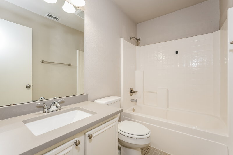 1,950/Mo, 1137 Alicia Ln Lancaster, TX 75134 Bathroom View