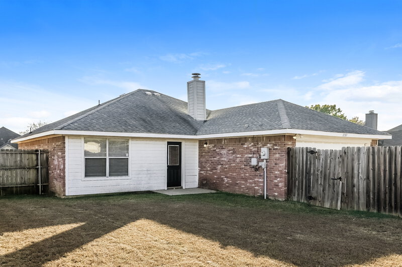 1,950/Mo, 1137 Alicia Ln Lancaster, TX 75134 Rear View