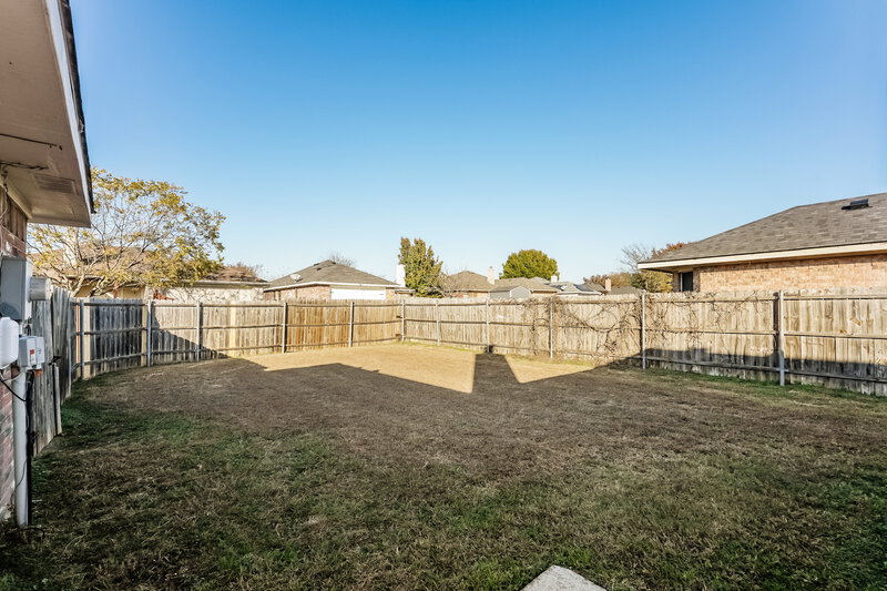 1,950/Mo, 1137 Alicia Ln Lancaster, TX 75134 Backyard View