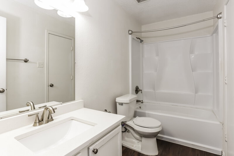 2,440/Mo, 3528 Quannah Dr Grand Prairie, TX 75052 Main Bathroom View