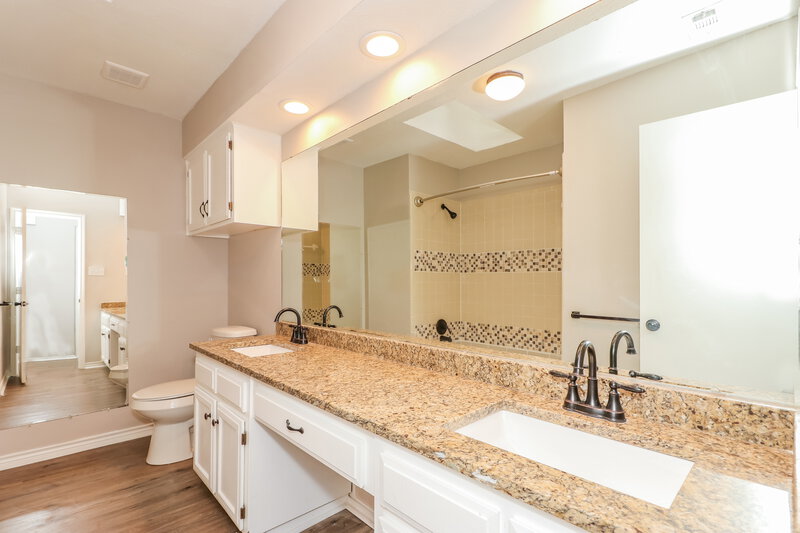 2,160/Mo, 5118 El Rancho Ct Arlington, TX 76017 Main Bathroom View