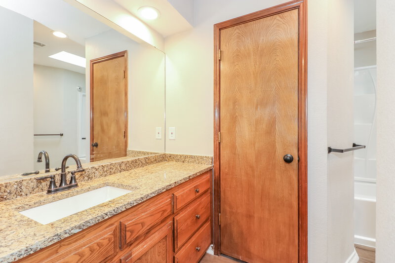 2,160/Mo, 5118 El Rancho Ct Arlington, TX 76017 Bathroom View 2