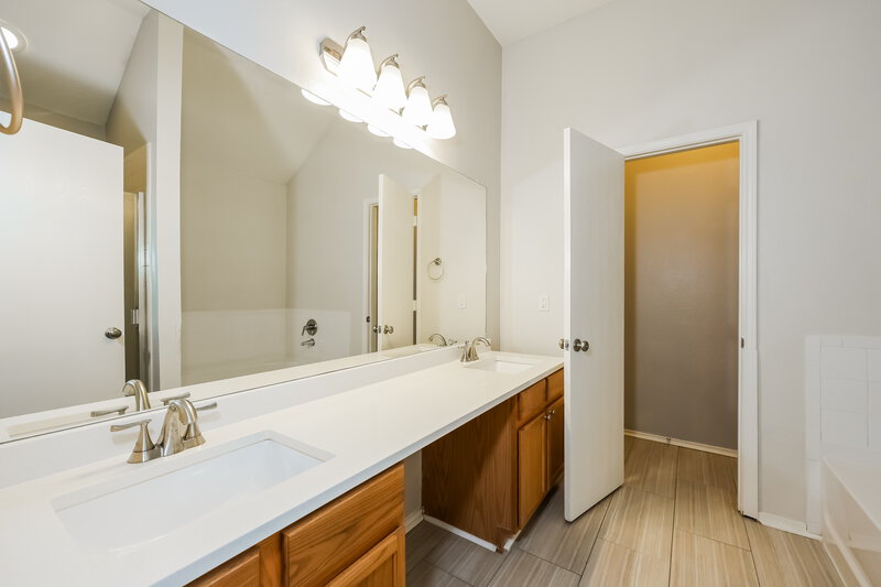 1,890/Mo, 2133 Acorn Grove Mesquite, TX 75181 Main Bathroom View