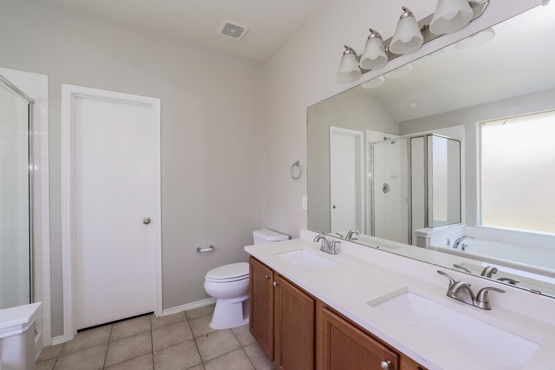2,340/Mo, 1222 Alhambra Dr Lancaster, TX 75146 Main Bathroom View