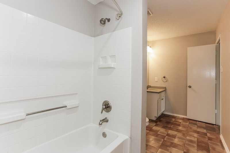 2,475/Mo, 608 Candelila Drive DeSoto, TX 75115 Main Bathroom View