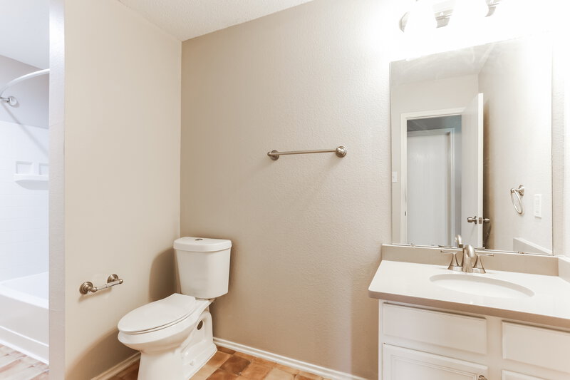 2,475/Mo, 608 Candelila Drive DeSoto, TX 75115 Bathroom View 2