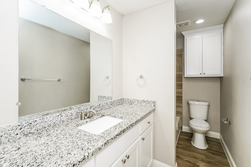 1,845/Mo, 10540 Wild Oak Dr Fort Worth, TX 76140 Main Bathroom View