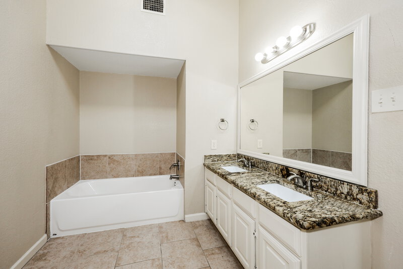 2,450/Mo, 904 Fairfield Ln Flower Mound, TX 75028 Main Bathroom View