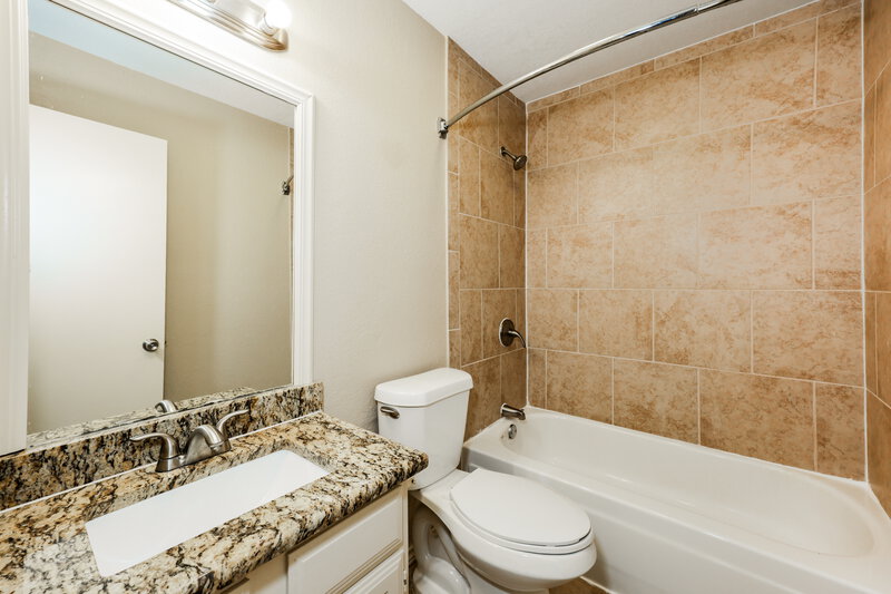 2,450/Mo, 904 Fairfield Ln Flower Mound, TX 75028 Bathroom View