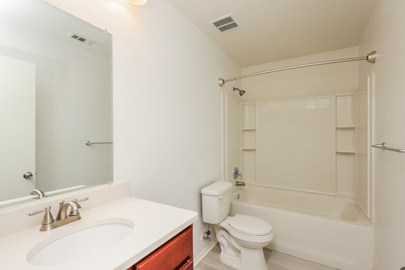 2,095/Mo, 2021 Bentwood Dr Glenn Heights, TX 75154 Bathroom View