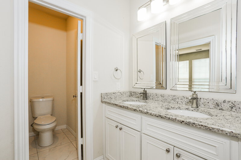 2,430/Mo, 1314 Roan Dr Lancaster, TX 75134 Main Bathroom View