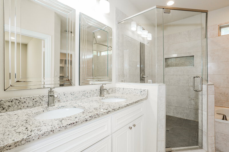 2,430/Mo, 1314 Roan Dr Lancaster, TX 75134 Main Bathroom View 2